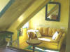 La décoration de la chambre est dans les tons jaune, chaleureux...